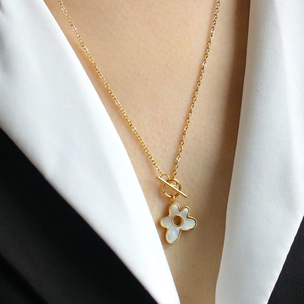 New mother of Pearl necklace flower toggle style